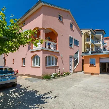 One-bedroom Near Sea 1 *